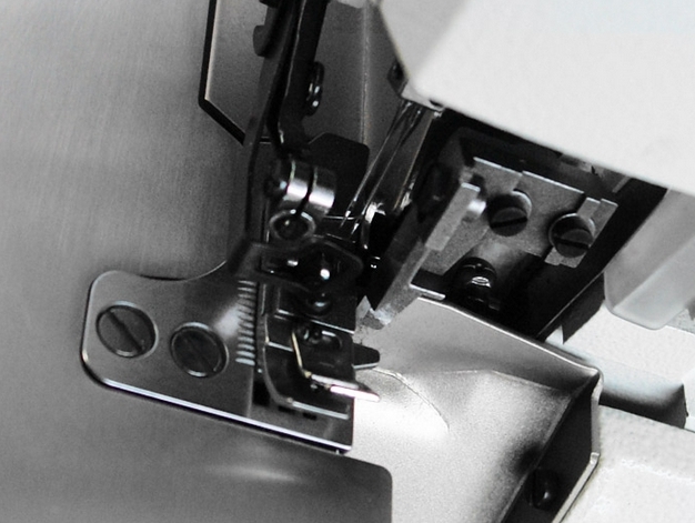 Стачивающе-обметочная швейная машина (оверлок) ZOJE ZJ-880-4-13H